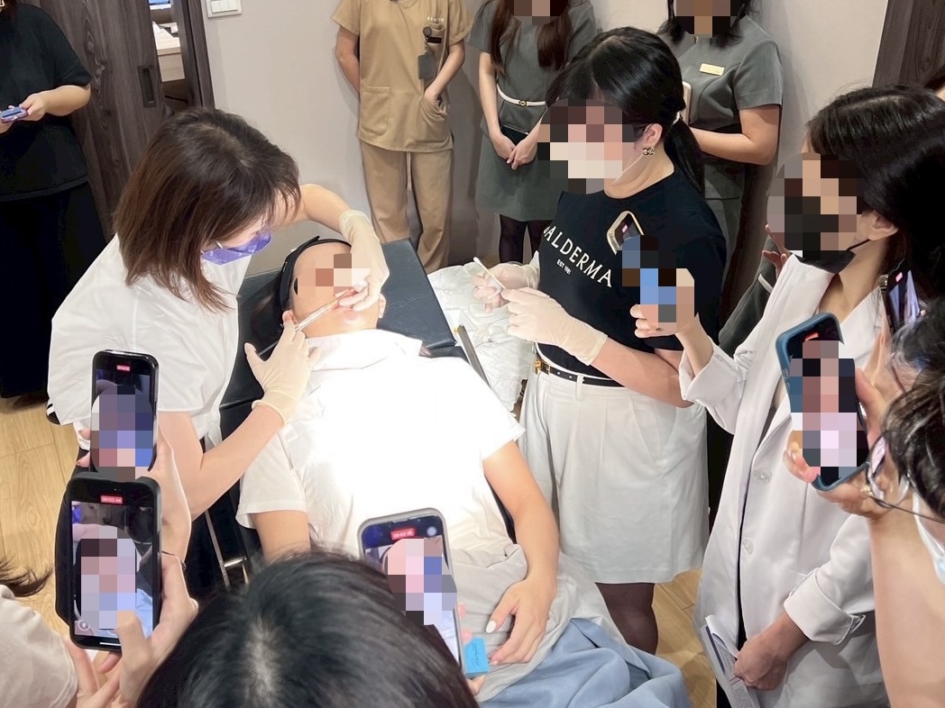 楊芯怡醫師示範玻尿酸豐唇技術，施打的深度與位置都極為重要。