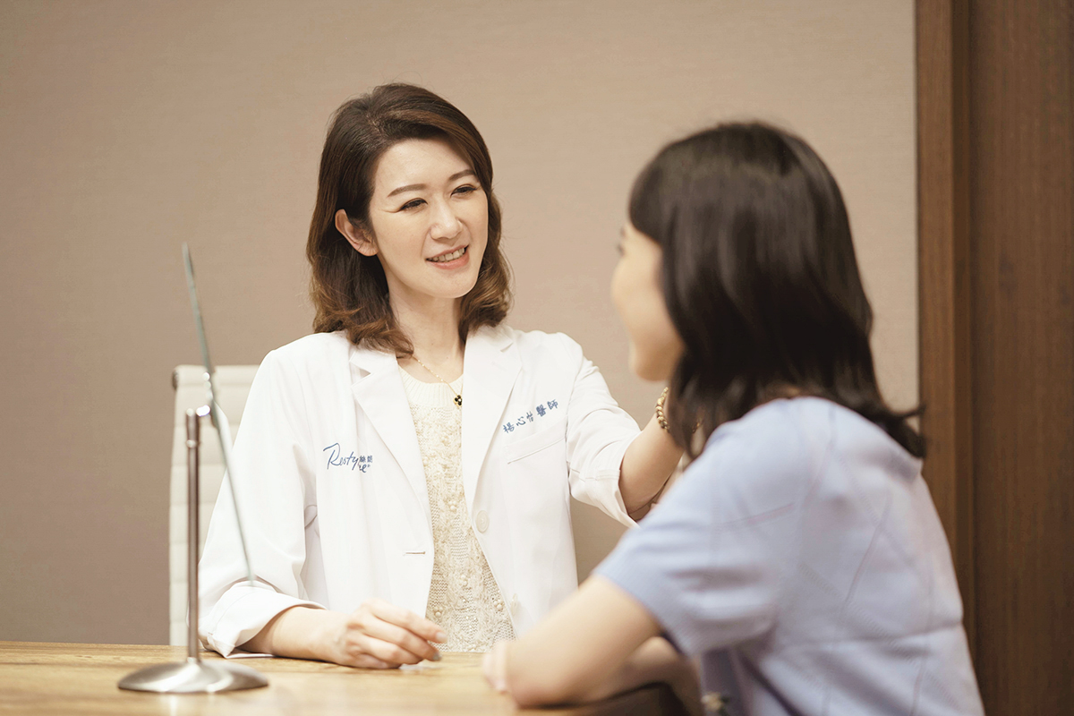 楊心怡醫師堅持「自然、精準、安心」的醫美理念,不是追求過度修飾,在面對醫美小白也會用淺顯易懂的方式說明療程,提供最適合也最專業的建議。