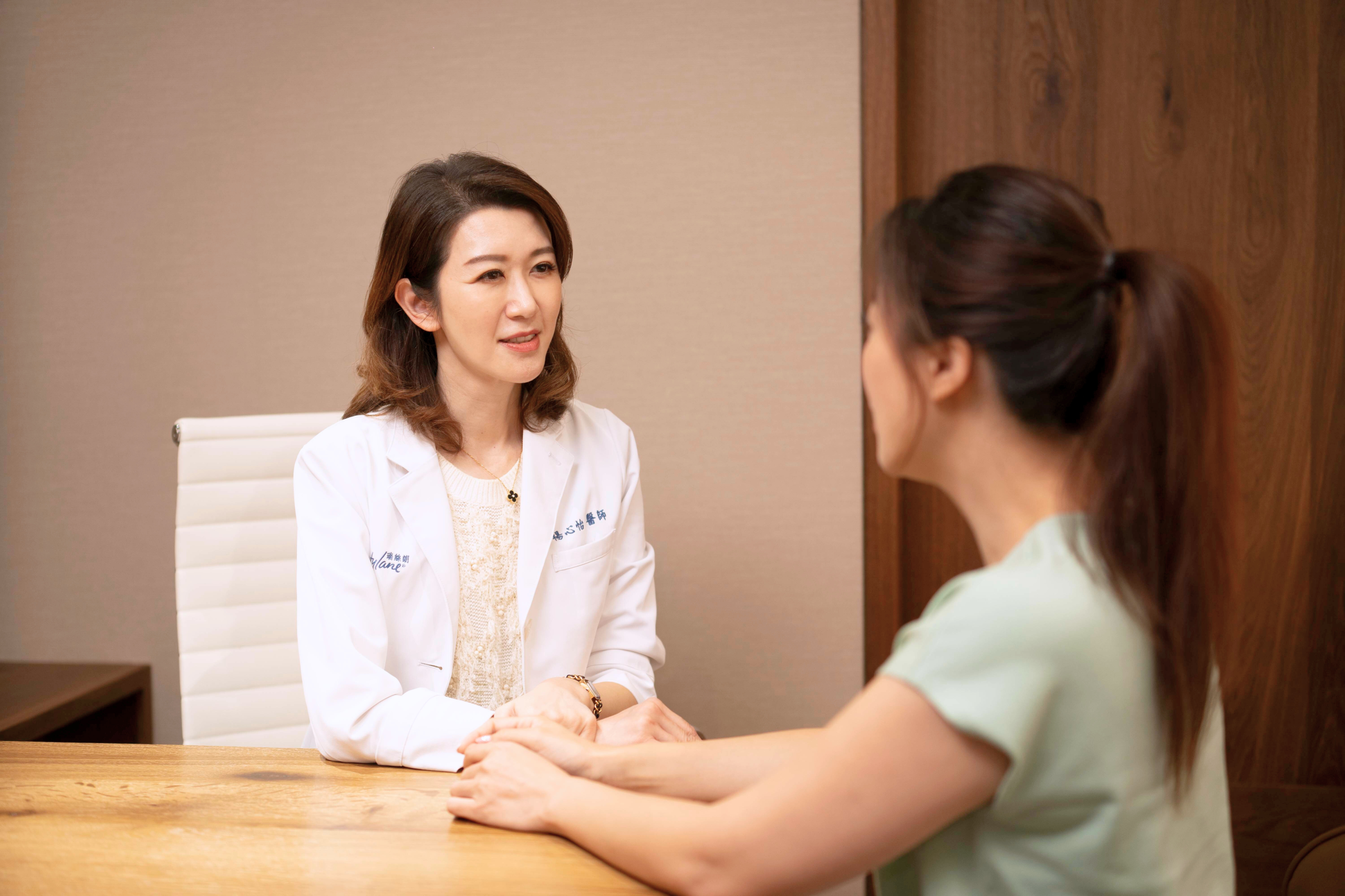 楊心怡細心問診 讓女性顧客非常安全感